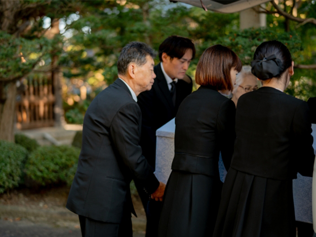 故人を弊社式場へ搬送しご安置します。