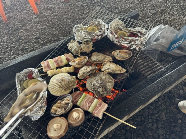 炭火を囲む幸せな時間